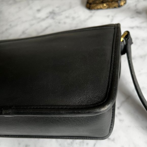 Elegant Black Leather Shoulder Bag - Picture 10 of 16